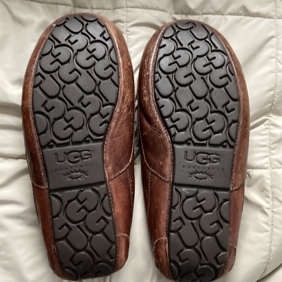 UGG Slippers - Picture 9 of 10